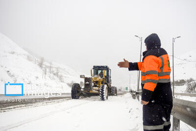 استقرار راهداران در محورهای برف‌گیر برای جلوگیری از انسداد مسیرها
