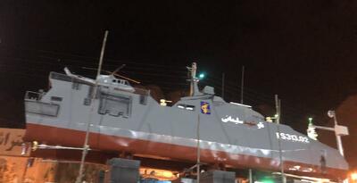 نمایش ماکت‌ ناو و موشک‌های سپاه در مسیر منتهی به مزار شهید سلیمانی+ تصاویر