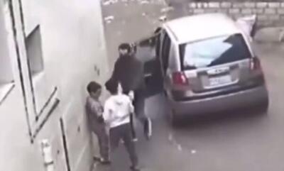  ببینید | مقاومت قهرمانانه یک کودک شجاع در برابر آدم‌ربایی که سعی داشت خواهرزاده‌اش را برباید