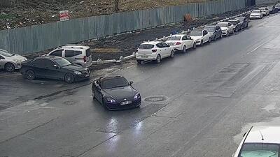 ببینید | نتیجه فاجعه‌بار حرکات نمایشی راننده BMW وسط جاده؛ خودرو مقابل چشم مردم چپ کرد!