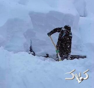 بارش برف ۲ متری در این منطقه؛ سختی پارو کرد برف توسط مردم را ببینید - مجله اینترنتی کولاک