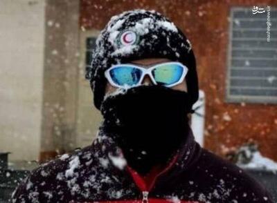 عکس/ چهره‌های یخ‌زده نیروهای هلال‌احمر در سرمای آذربایجان‌غربی