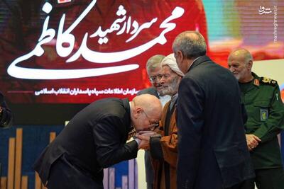  عکس/ بوسه قالیباف بر دستان پدر سرلشکر شهید محمد کاظمی