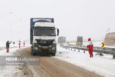 استقرار راهداران در محورهای برف‌گیر