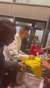 ویدئو: حرکت غیرمنتظره رونالدو در میان ازدحام هواداران النصر - پارس فوتبال