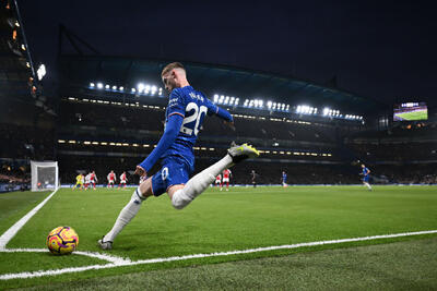 استقبال تماشاگران چلسی از حرکت جالب کول پالمر؛ بازیکن پس از تعویض شدن وانمود کرد که قصد زدن ضربه کرنر را دارد! - پارس فوتبال
