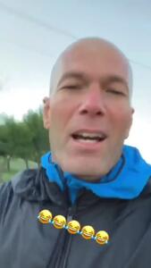 ویدئو: سلفی اسطوره رئال مادرید در حال پیاده روی - پارس فوتبال