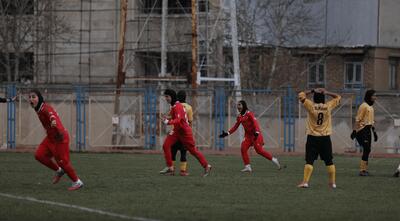 برتری پرگل خاتون بم در روز تساوی پرسپولیس - پارس فوتبال