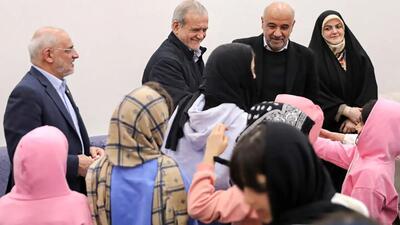 دیدار پزشکیان با جمعی از کودکان بی‌سرپرست و بدسرپرست در مجتمع «خانه دختران ایران»