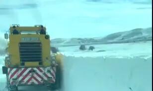  بارش سنگین ۱.۵ متری برف در محور مهاباد به بوکان؛ روستای بورهان زیر برف + فیلم