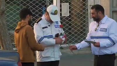 فیلم دوربین مخفی پلیس برای روز پدر / ببینید چجوری راننده ها توسط پلیس غافلگیر میشن