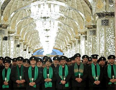  حضور خادمان حرم امام رضا (ع) در مزار حاج قاسم سلیمانی + فیلم