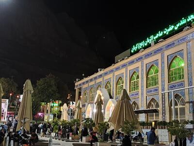  حال و هوای گلزار شهدای کرمان در سالگرد شهادت حاج قاسم سلیمانی / حضور خادمان حرم امام رضا (ع) در کنار گلزار شهدای کرمان + فیلم