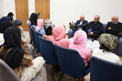 دیدار پزشکیان با کودکان بی‌سرپرست و بدسرپرست در شب ولادت امام علی (ع)