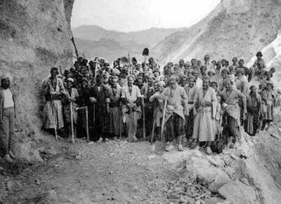 تصویر کارگرانی که جاده چالوس را ساختند