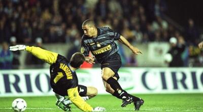 روزی که رونالدو نازاریو اینتر را قهرمان اروپا کرد؛ عملکرد درخشان اعجوبه برزیلی مقابل لاتزیو در فینال جام یوفا