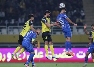 دانشگر بغل ساپینتو با لباس غیر آبی (عکس)