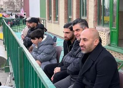 کاپیتان تیم ملی تماشاگر بازی تیم برادرش در لیگ دو