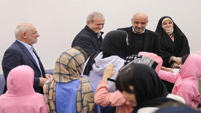 دیدار پزشکیان با جمعی از کودکان بی‌سرپرست و بدسرپرست در مجتمع «خانه دختران ایران»