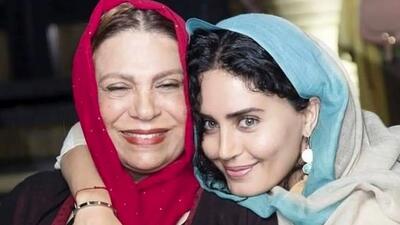  عکس| سفر زمان؛ «گوهر خیراندیش» در کنار «گوگوش» در حال تماشای یک تئاتر