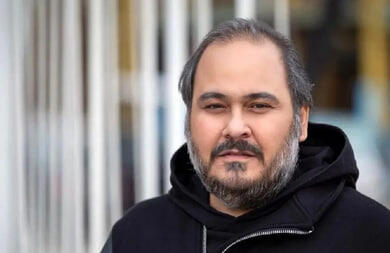  تصویری از بنر ترحیم زنده یاد رضا داوود نژاد/ رفتی ز دیده و داغت به دل ماست هنوز