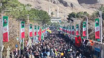  سیل دلدادگان به سوی مزار حاج قاسم روانه است +فیلم