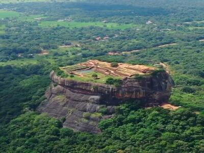 سیگیریا ، قلعه‌ی نظامیِ باستانی بر فراز صخره‌ای عظیم در منطقه مرکزی سریلانکا