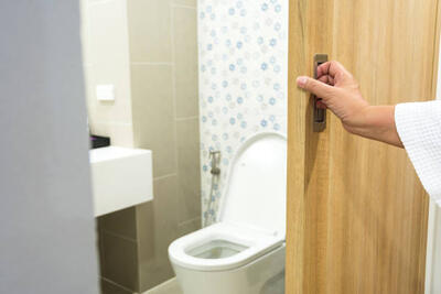  مزخرف‌گویی بی‌وقفه یک مرد ایرانی درباره در توالت! - چیدانه