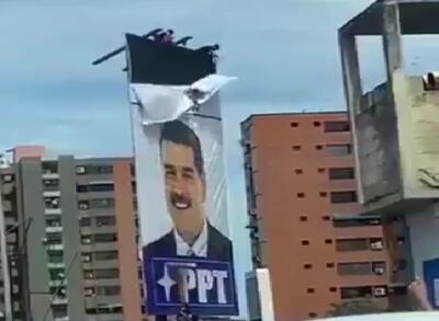 ببینید / پاره شدن پوستر‌های نیکلاس مادورو در سراسر ونزوئلا