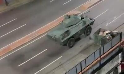 ببینید/ خودروهای زرهی ونزوئلا در خیابان‌های کاراکاس پس از حملات آمریکا