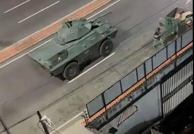 گشت تانک‌های ونزوئلایی اطراف محل اقامت مادورو +ویدیو