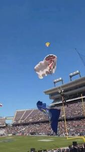 لحظه سقوط چترباز آمریکایی