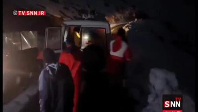  فیلم لحظه نجات معجزه‌آسای مادر و نوزاد 12 روزه از دل کولاک و برف