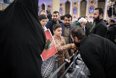  عکس/ بوسه پسر شهید سلیمانی بر دستان فرزند شهید