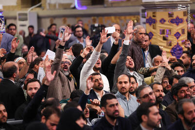 فیلم/ تبریک متفاوت روز پدر توسط فرزندان شهید در حسینیه امام(ره)