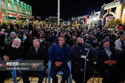  احترام نظامی زائران حاج قاسم به پرچم ایران در ساعت شهادت سردار