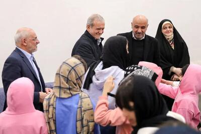 دیدارپزشکیان با جمعی از کودکان بی‌سرپرست و بدسرپرست در مجتمع «خانه دختران ایران»