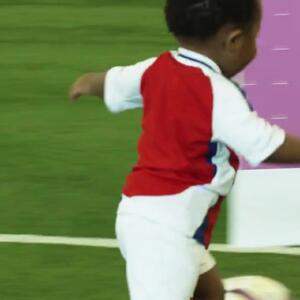 ویدئو: وقتی ساکا هوادار خردسال را سورپرایز می‌کند - پارس فوتبال