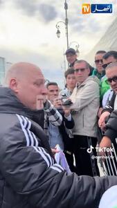 ویدئو: اهدای لباس امضا شده به هوادار خردسال الجزایر - پارس فوتبال