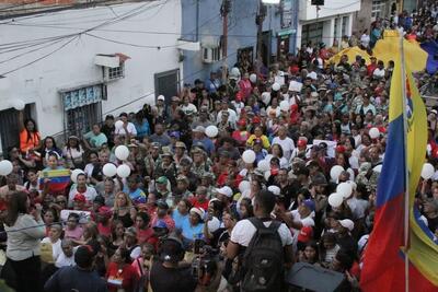 مردم کاراکاس در حمایت از مادورو به خیابان‌ها آمدند + فیلم