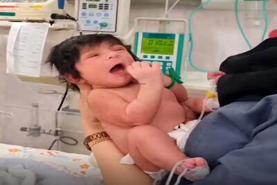  آواز شاد؛ نینی بلا موهاشو هر مدل شونه میکنن یه جور خاص ژست میگیره دلت میره