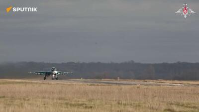  خدمه یک جنگنده بمب افکن سوخو-34 روسیه به تجمع سربازان و خودروهای زرهی اوکراینی در منطقه دونتسک حمله کردند