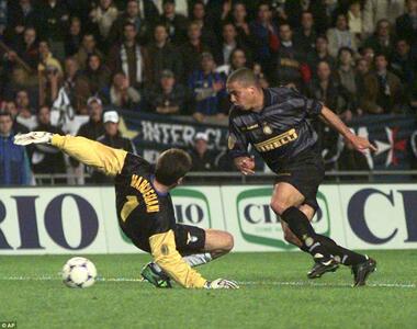 برترین گل‌های رونالدو نازاریو که پس از دریبل و پشت‌سر گذاشتن دروازه‌بانان حریف به ثمر رسید