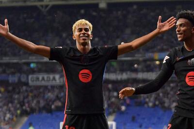 کل‌کل لامین یامال با بازیکن اسپانیول قبل از دربی بارسلونا / عکس