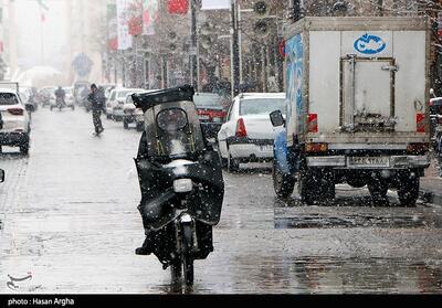 بارش برف در معابر تهران و خطر تصادفات زنجیره‌ای - تسنیم
