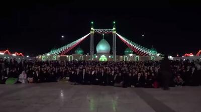 رجز خوانی ۱۱۰۰ دانش آموز شرکت کننده در اعتکاف مسجد جمکران برای ترامپ