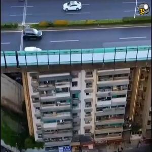  بزرگراه عجیب روی سقف خانه ها