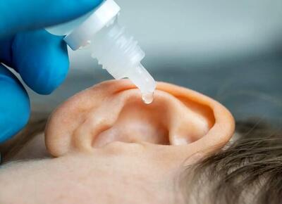 وقتی آب در گوش می‌رود / راهنمای کامل: چه زمانی نیاز به پزشک دارید و چه اقداماتی فوری است