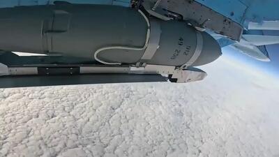  لحظات حمله هوایی جنگنده روسیه به تجمع سربازان و خودروهای زرهی اوکراین