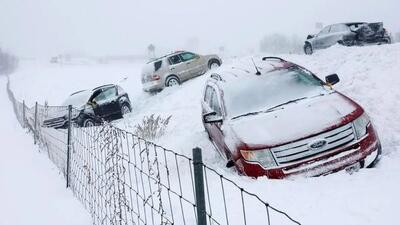  یخ‌زدگی جاده در ترابزون؛ سقوط شاسی‌بلند به حیاط یک مجتمع